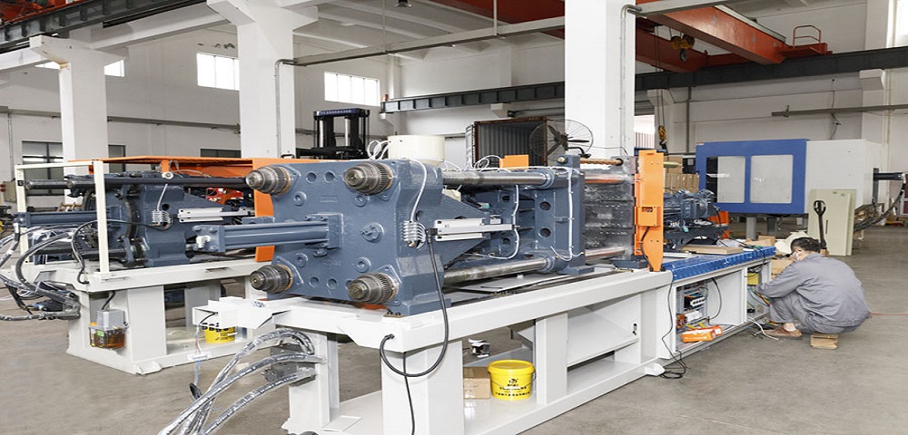 La machine d'injection doit-elle être réajustée après avoir modifié de nouveaux matériaux?